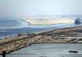 Общий вид на Суэцкий канал с моста Аль Салам Мир