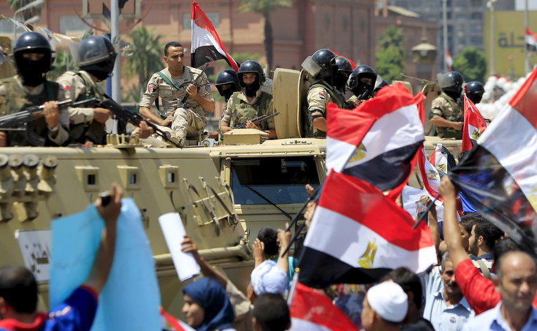 Люди собираются на площади Тахрир, чтобы отпраздновать расширение Суэцкого канала в Каире, Египет
