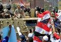 Люди собираются на площади Тахрир, чтобы отпраздновать расширение Суэцкого канала в Каире, Египет