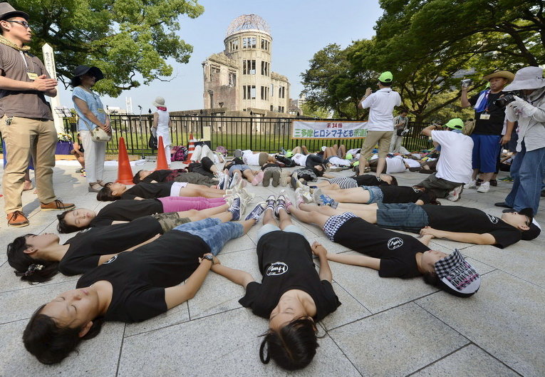 Акция в честь Дня Хиросимы в Peace Memorial Park в Хиросиме, Япония
