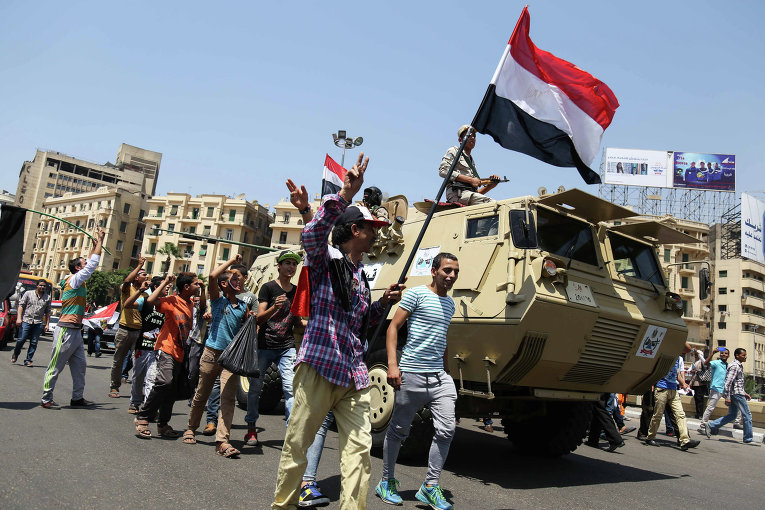 Ликование египтян по случаю открытия второго русла Суэцкого канала /