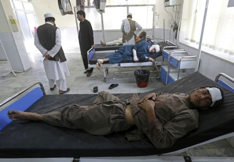 Раненный житель Кабула в результате взрыва
