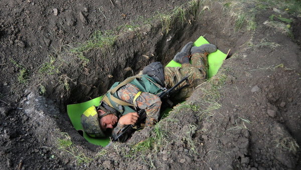 Военный спит в окопе в Иловайске. Архивное фото