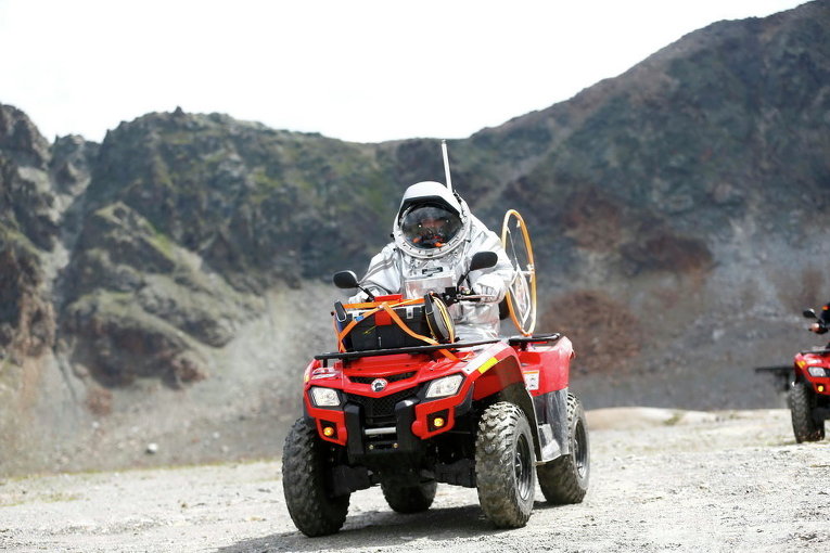 Испанец Муноз Элорза едет на квадроцикле во время имитации миссии на Марсе в Австрии