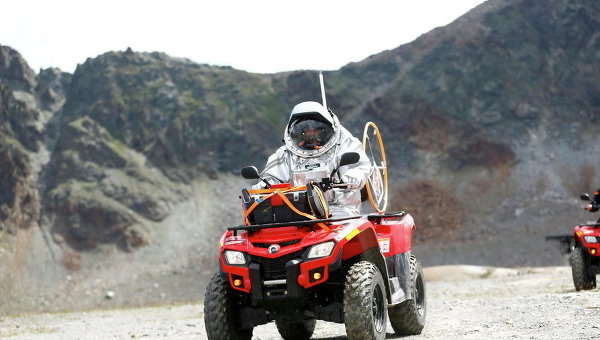 Испанец Муноз Элорза едет на квадроцикле во время имитации миссии на Марсе в Австрии