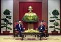 Госсекретарь США Джон Керри и Генеральный секретарь Вьетнама Нгуен Фу Чонг в Штаб-квартире в Ханое, Вьетнам