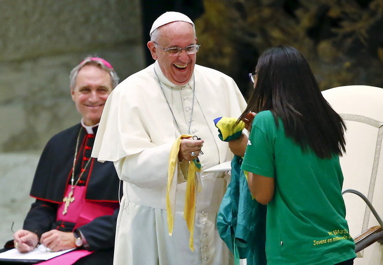Франциск шутит с бразильской молодежью в ходе встречи с членами Евхаристия молодежного движения в зале Павла VI в Ватикане
