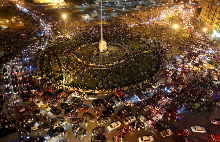 Общий вид площади Тахрир, где собираются египтяне, чтобы отпраздновать открытие нового Суэцкого канала, Каир, Египет