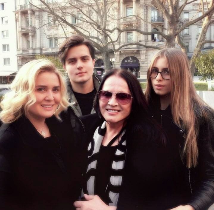София Ротару с невесткой и внуками