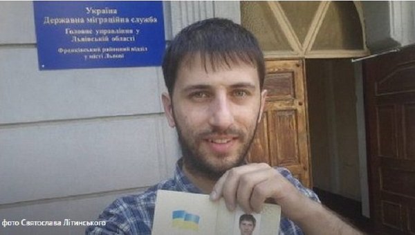 Святослав Литынский с паспортом без дублирования на русский язык