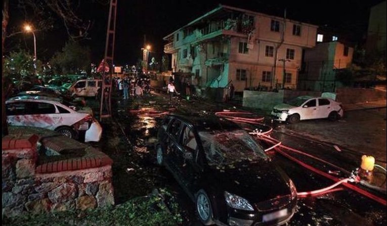Последствия взрыва возле полицейского участка в Стамбуле