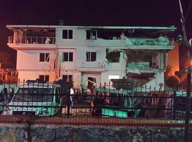 Последствия взрыва возле полицейского участка в Стамбуле
