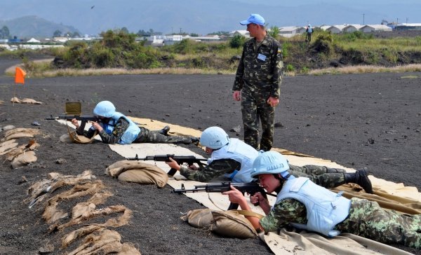 В Африке украинские миротворцы миссии ООН потренировались в стрельбе из штатного вооружения