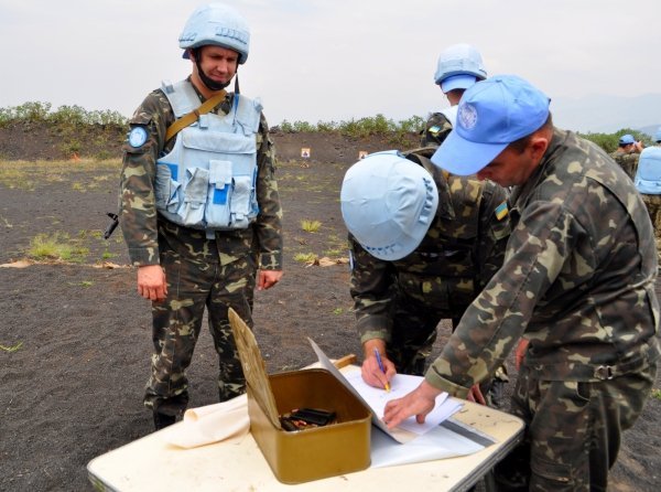 В Африке украинские миротворцы миссии ООН потренировались в стрельбе из штатного вооружения