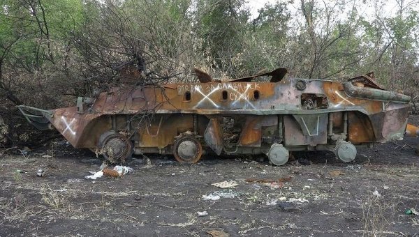 Разбитая и сожженная военная техника во время боев за Иловайск