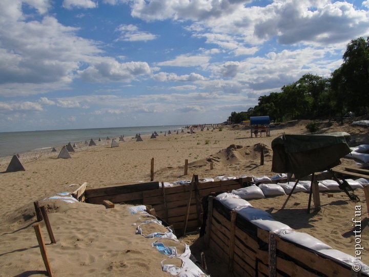 Окопы на пляже в Мариуполе