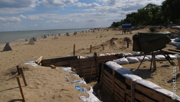 Окопы на пляже в Мариуполе