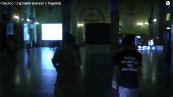 Правый сектор патрулирует вокзал в Харькове