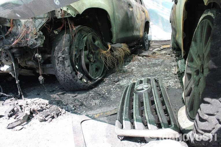Автомобили ОБСЕ, пострадавшие в результате возгорания в Донецке