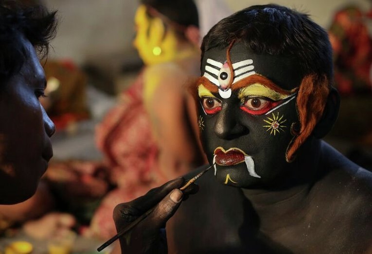 Мужчина на фестивале Bonalu в Индии