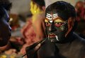 Мужчина на фестивале Bonalu в Индии