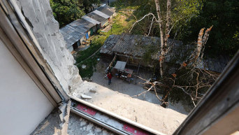 Жители Иловайска во дворе разрушенного в результате обстрела жилого дома