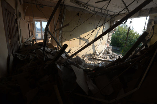 Разрушенные в результате обстрела помещения в здании строительного управления в Иловайске