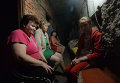 Жители Иловайска в подвале жилого дома спасаются от обстрела