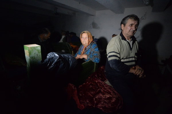 Жители Иловайска в подвале жилого дома спасаются от массированных обстрелов
