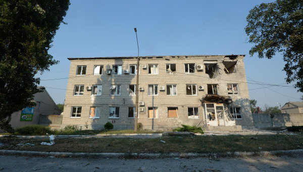 Разрушенный в результате обстрела жилой дом в Иловайске