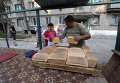Житель Иловайска раздает горожанам хлеб