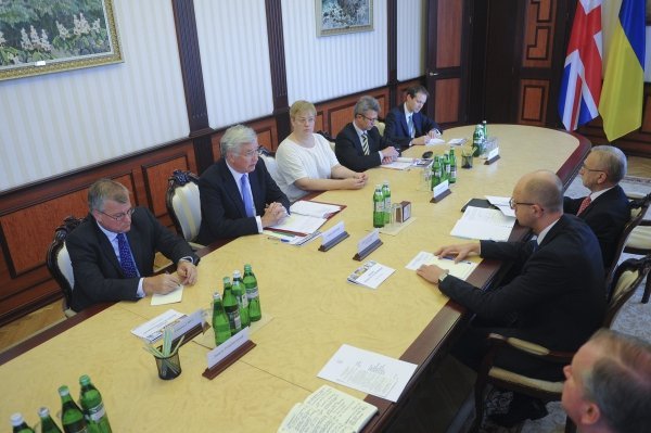 Министр обороны Великобритании на встрече с премьер-министром Украины Арсением Яценюком