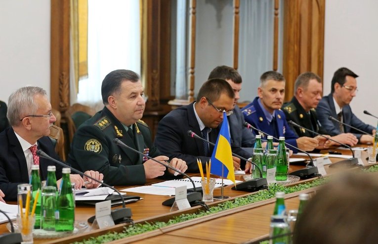 Министр обороны Украины Степан Полторак в ходе встречи с министром обороны Великобритании Майклом Фэллоном