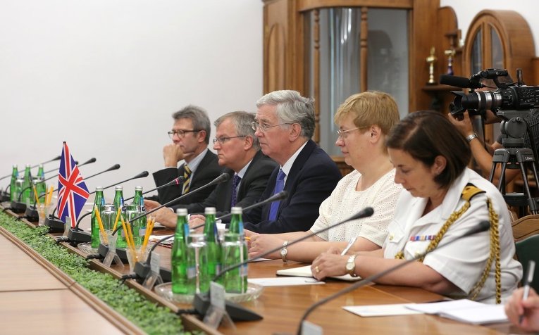 Министр обороны Великобритании Майкл Фэллон в ходе встречи с министром обороны Украины Степаном Полтораком