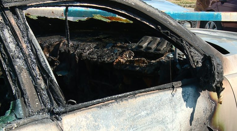 Сожженные авто на стоянке в Запорожье