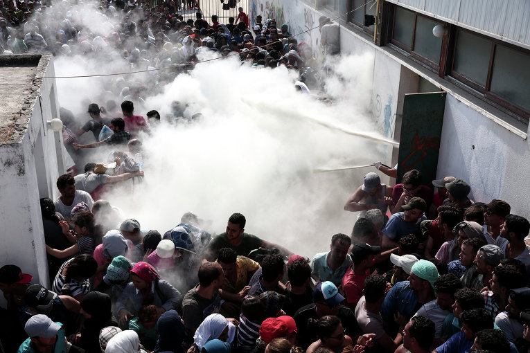 ИТОГИ В Греции полицейские разогнали митинг нелегальных мигрантов, прибывших со стороны Турции.
