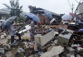 ИТОГИ Жители ищут свои вещи среди обломков рухнувших домов, разрушенных в результате наводнений в Китае