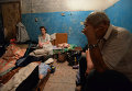 Жители Иловайска в подвале жилого дома спасаются от обстрела