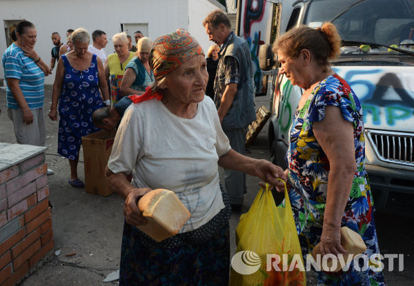 Жители Иловайска разбирают привезенный в город хлеб