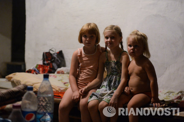 Маленькие жители Иловайска в подвале жилого дома спасаются от обстрела