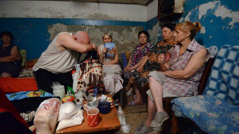 Пожилые жители Иловайска в подвале жилого дома спасаются от обстрела
