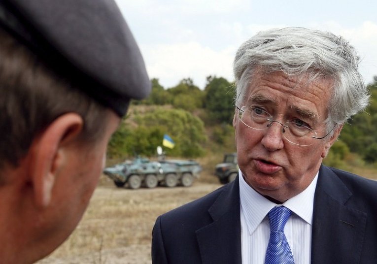 Министр обороны Великобритании Майкл Фэллон на учениях в Житомирской области
