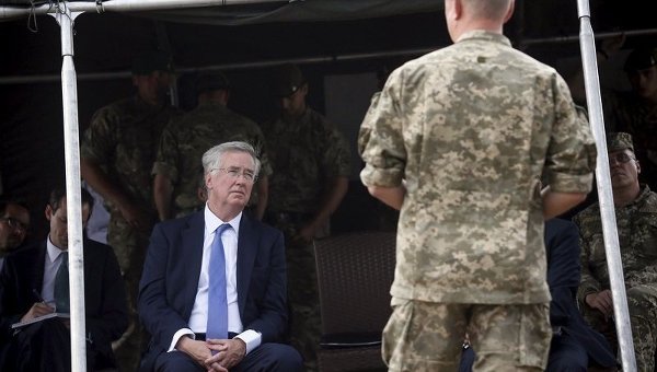 Министр обороны Великобритании Майкл Фэллон на учениях в Житомирской области