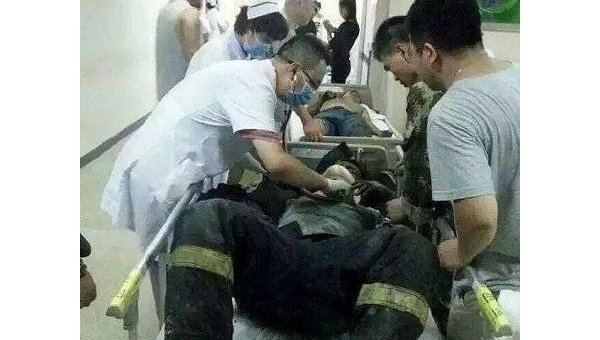 Пострадавшие в результате взрывов и пожара в Тяньцзине (Китай) спасатели