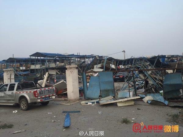 Разрушения после взрывов в Тяньцзине (Китай) на складе опасных веществ