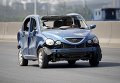 Водитель едет в машине, поврежденной в результате мощного взрыва в китайском городе Тяньцзине
