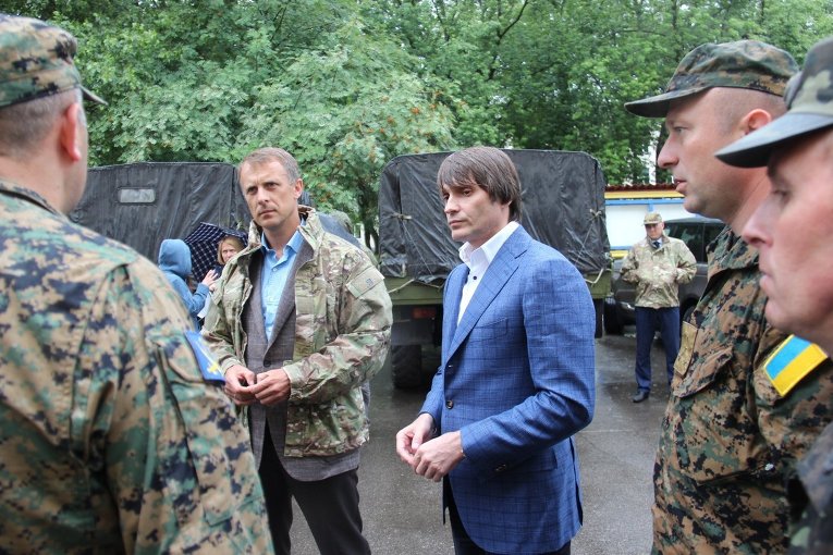 Игорь Еремеев во время посещения воинской части