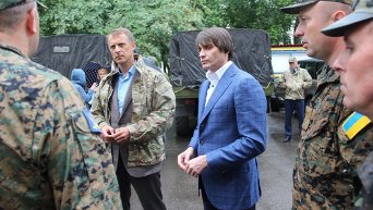 Игорь Еремеев во время посещения воинской части