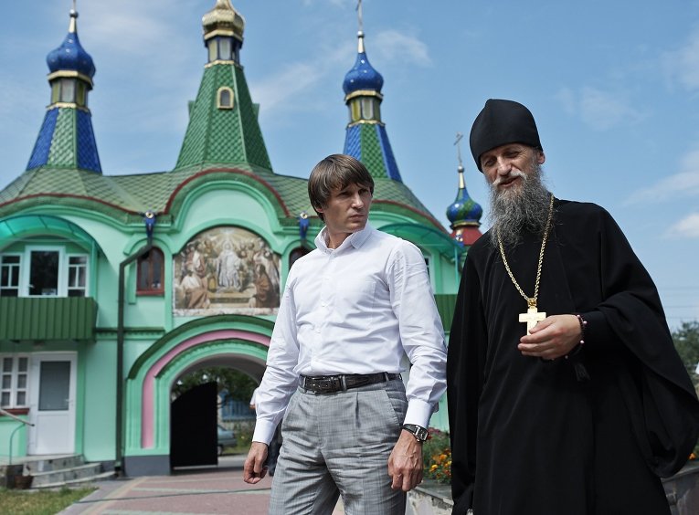 Игорь Еремеев общается со священником в Волынской области