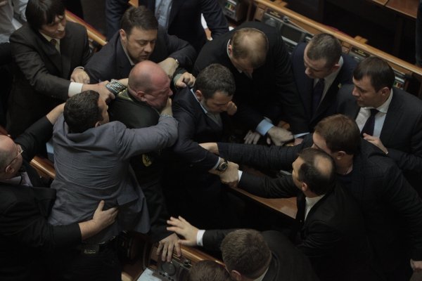 Игорь Еремеев (слева) во время потасовки в Верховной Раде между депутатами группы Воля народа и Радикальной партии